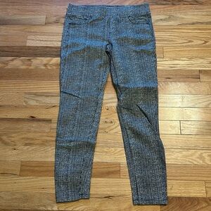 Liverpool Sienna pull-on ponte pants. Size 6. Black and ivory. Like new